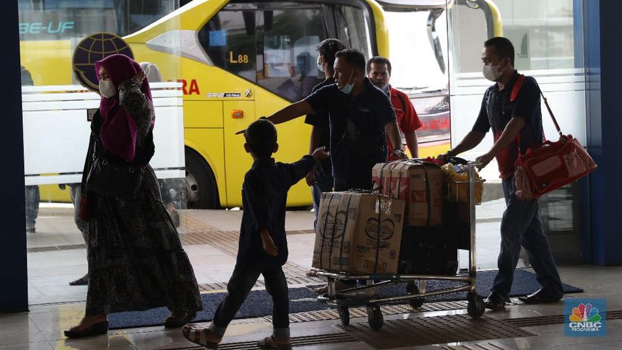 Penempelan stiker di Terminal bus  Pulogebang. (CNBC Indonesia/Muhammaad Sabki)