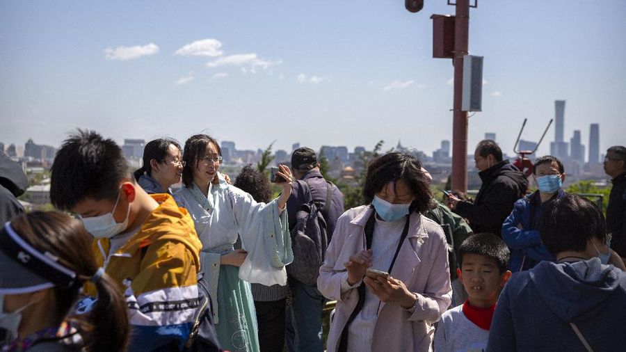 Wisatawan memadati taman wisata kota terlarang di Beijing. (AP/Andy Wong)