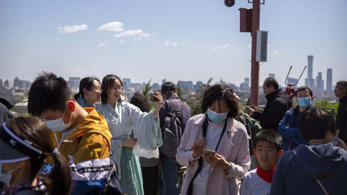 Wisatawan memadati taman wisata kota terlarang di Beijing. (AP/Andy Wong) Wisatawan memadati taman wisata kota terlarang di Beijing. (AP/Andy Wong)
