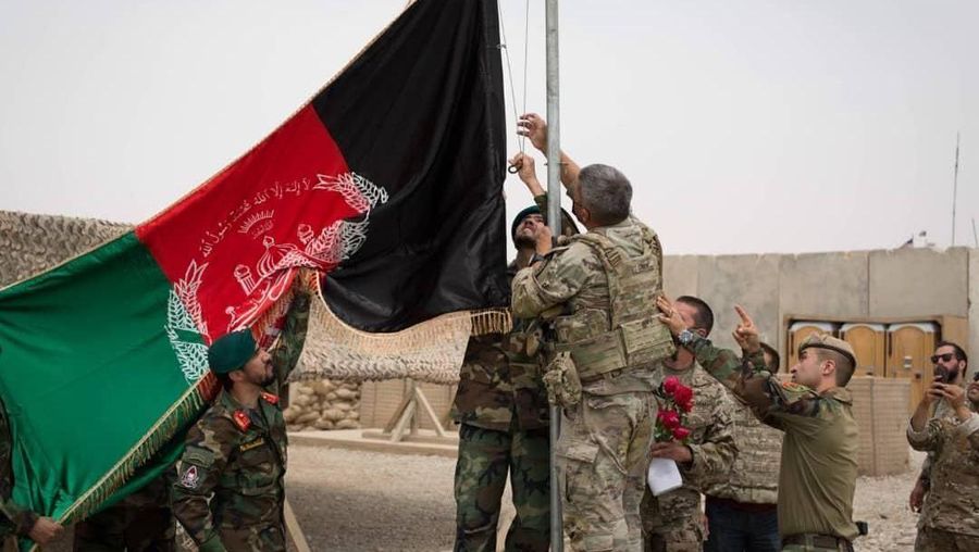 Bendera Afghanistan dikibarkan selama upacara penyerahan dari Angkatan Darat AS ke Tentara Nasional Afghanistan. AP/
