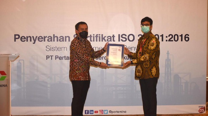 Corporate Secretary Pertamina Brahmantya S. Poerwadi menerima Sertifikat ISO 37001:2016 Sistem Manajemen Anti Penyuapan yang diserahkan langsung oleh Presiden Direktur PT SGS Indonesia Shashibhushan Jogani di Executive Lounge, Pertamina Pusat, Jakarta pada Selasa (4/5). (Dok: Pertamina) Corporate Secretary Pertamina Brahmantya S. Poerwadi menerima Sertifikat ISO 37001:2016 Sistem Manajemen Anti Penyuapan yang diserahkan langsung oleh Presiden Direktur PT SGS Indonesia Shashibhushan Jogani di Executive Lounge, Pertamina Pusat, Jakarta pada Selasa (4/5). (Dok: Pertamina)
