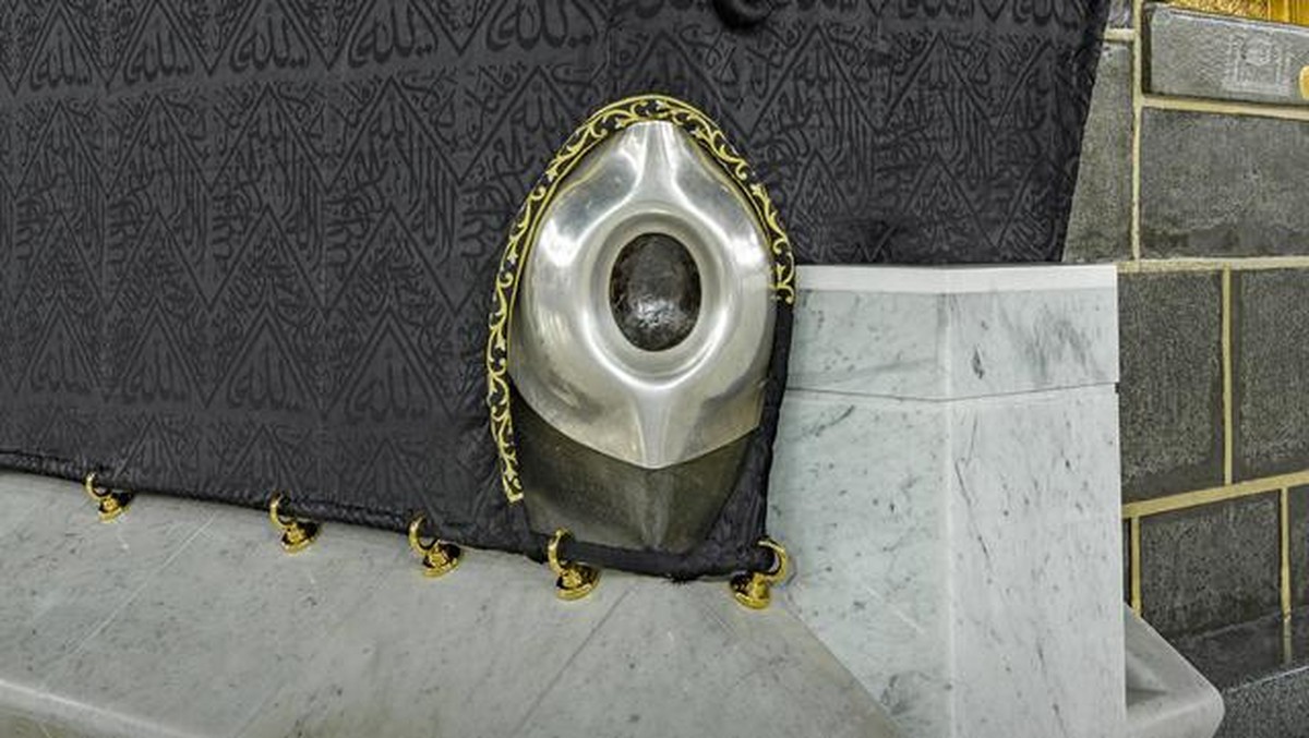 hajar-aswad-berwarna-hitam-kecil-kecil-dok-twitterreasahalharmain_169 Para Ahli Selidiki Asal Usul Hajar Aswad, Benarkah dari Surga?
