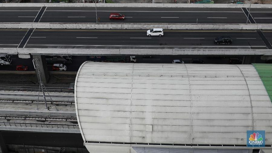 Jalan Tol Layang Mohammed Bin Zayed atau Tol - Jakarta Cikampek. (CNBC Indonesia/Muhammad Sabki)
