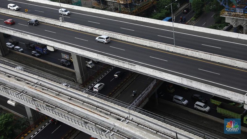 Jalan Tol Layang Mohammed Bin Zayed atau Tol - Jakarta Cikampek. (CNBC Indonesia/Muhammad Sabki)
