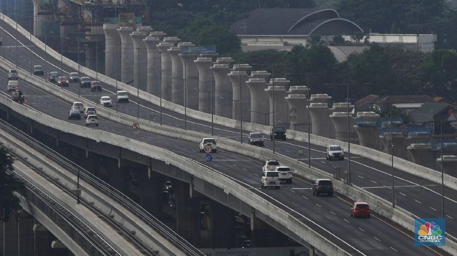 Jalan Tol Layang Mohammed Bin Zayed atau Tol - Jakarta Cikampek. (CNBC Indonesia/Muhammad Sabki)