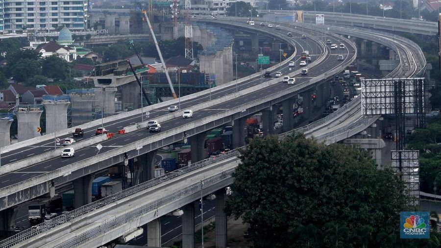 Jalan Tol Layang Mohammed Bin Zayed atau Tol - Jakarta Cikampek. (CNBC Indonesia/Muhammad Sabki)