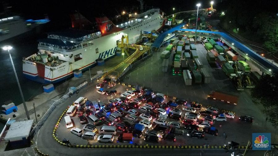 Sejumlah kendaraan yang akan menyeberang ke Sumatera mengantre untuk memasuki kapal ferry di Pelabuhan Merak Banten, Rabu (5/5/2021) dinihari. Jelang larangan mudik pada 6 Mei 2021, Pelabuhan Merak mengoperasikan 29 kapal roro untuk melayani penyeberangan penumpang menuju Pelabuhan Bakauheni. (CNBC Indonesia/ Andrean Kristianto)