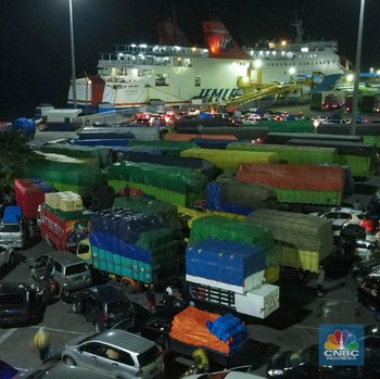 Ramai, Potret Terkini Pelabuhan Merak H-1 Larangan Mudik