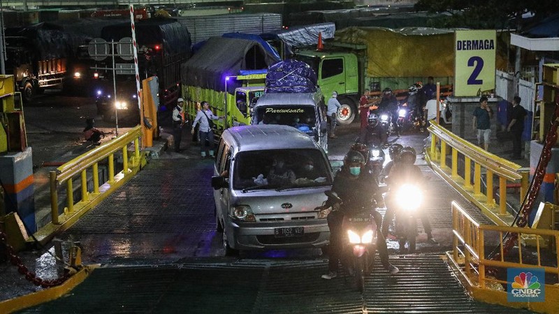 Sejumlah kendaraan yang akan menyeberang ke Sumatera mengantre untuk memasuki kapal ferry di Pelabuhan Merak Banten, Rabu (5/5/2021) dinihari. Jelang larangan mudik pada 6 Mei 2021, Pelabuhan Merak mengoperasikan 29 kapal roro untuk melayani penyeberangan penumpang menuju Pelabuhan Bakauheni. (CNBC Indonesia/ Andrean Kristianto)