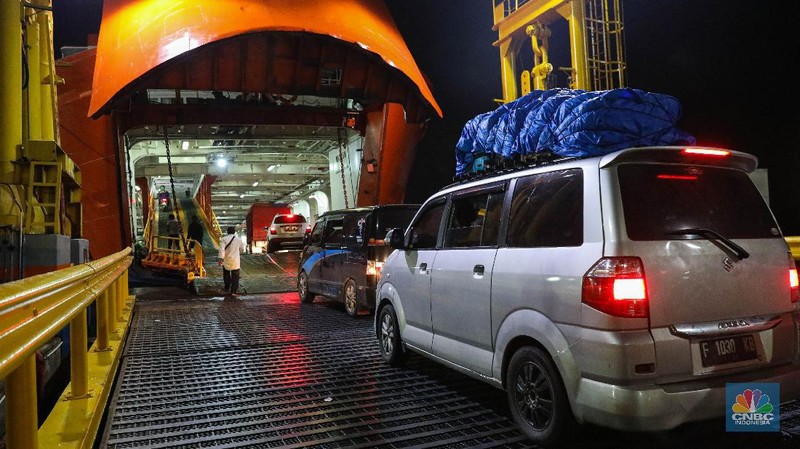 Sejumlah kendaraan yang akan menyeberang ke Sumatera mengantre untuk memasuki kapal ferry di Pelabuhan Merak Banten, Rabu (5/5/2021) dinihari. Jelang larangan mudik pada 6 Mei 2021, Pelabuhan Merak mengoperasikan 29 kapal roro untuk melayani penyeberangan penumpang menuju Pelabuhan Bakauheni. (CNBC Indonesia/ Andrean Kristianto)