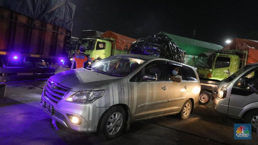 Sejumlah kendaraan yang akan menyeberang ke Sumatera mengantre untuk memasuki kapal ferry di Pelabuhan Merak Banten, Rabu (5/5/2021) dinihari. Jelang larangan mudik pada 6 Mei 2021, Pelabuhan Merak mengoperasikan 29 kapal roro untuk melayani penyeberangan penumpang menuju Pelabuhan Bakauheni. (CNBC Indonesia/ Andrean Kristianto)