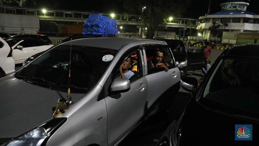 Sejumlah kendaraan yang akan menyeberang ke Sumatera mengantre untuk memasuki kapal ferry di Pelabuhan Merak Banten, Rabu (5/5/2021) dinihari. Jelang larangan mudik pada 6 Mei 2021, Pelabuhan Merak mengoperasikan 29 kapal roro untuk melayani penyeberangan penumpang menuju Pelabuhan Bakauheni. (CNBC Indonesia/ Andrean Kristianto)