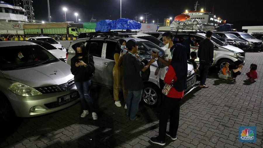 Sejumlah kendaraan yang akan menyeberang ke Sumatera mengantre untuk memasuki kapal ferry di Pelabuhan Merak Banten, Rabu (5/5/2021) dinihari. Jelang larangan mudik pada 6 Mei 2021, Pelabuhan Merak mengoperasikan 29 kapal roro untuk melayani penyeberangan penumpang menuju Pelabuhan Bakauheni. (CNBC Indonesia/ Andrean Kristianto)