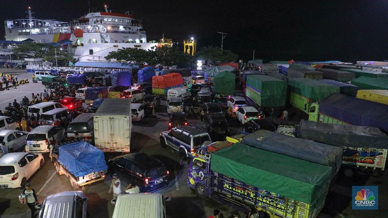 Sejumlah kendaraan yang akan menyeberang ke Sumatera mengantre untuk memasuki kapal ferry di Pelabuhan Merak Banten, Rabu (5/5/2021) dinihari. Jelang larangan mudik pada 6 Mei 2021, Pelabuhan Merak mengoperasikan 29 kapal roro untuk melayani penyeberangan penumpang menuju Pelabuhan Bakauheni. (CNBC Indonesia/ Andrean Kristianto)