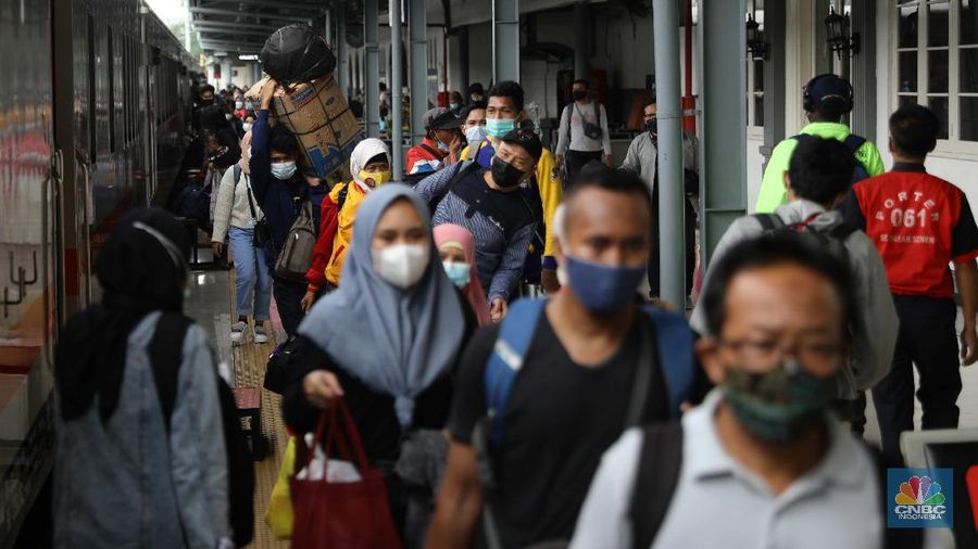 Mudik lebaran di Stasiun Pasar Senen, Jakarta, Rabu (5/5/2021). (CNBC Indonesia/Muhammad Sabki)