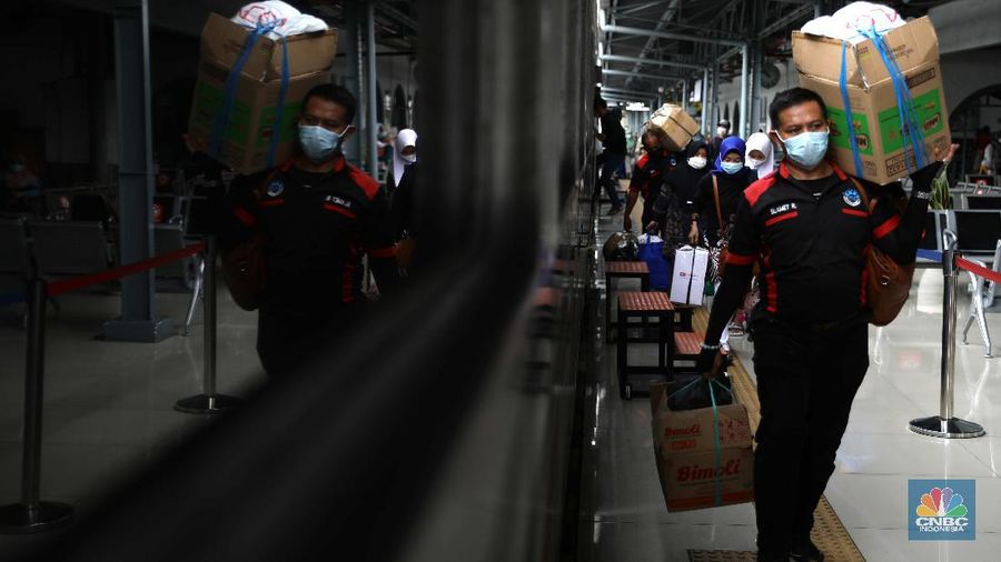 Mudik lebaran di Stasiun Pasar Senen, Jakarta, Rabu (5/5/2021). (CNBC Indonesia/Muhammad Sabki)