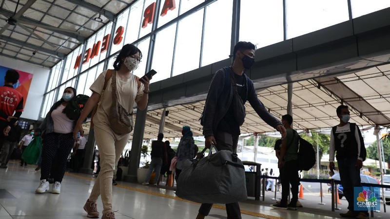 Mudik lebaran di Stasiun Pasar Senen, Jakarta, Rabu (5/5/2021). (CNBC Indonesia/Muhammad Sabki)