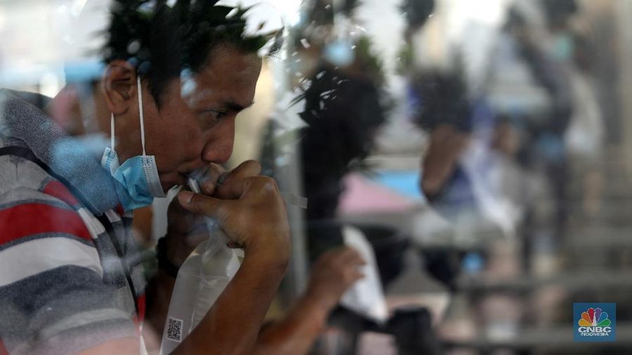 Mudik lebaran di Stasiun Pasar Senen, Jakarta, Rabu (5/5/2021). (CNBC Indonesia/Muhammad Sabki)