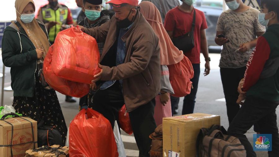Mudik lebaran di Stasiun Pasar Senen, Jakarta, Rabu (5/5/2021). (CNBC Indonesia/Muhammad Sabki)