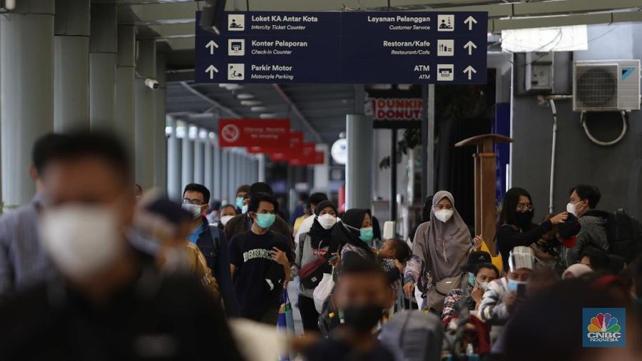Mudik lebaran di Stasiun Pasar Senen, Jakarta, Rabu (5/5/2021). (CNBC Indonesia/Muhammad Sabki)