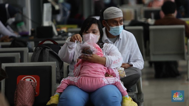 Mudik lebaran di Stasiun Pasar Senen, Jakarta, Rabu (5/5/2021). (CNBC Indonesia/Muhammad Sabki)
