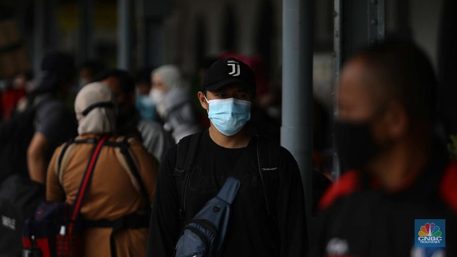 Mudik lebaran di Stasiun Pasar Senen, Jakarta, Rabu (5/5/2021). (CNBC Indonesia/Muhammad Sabki)