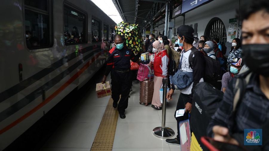 Mudik lebaran di Stasiun Pasar Senen, Jakarta, Rabu (5/5/2021). (CNBC Indonesia/Muhammad Sabki)