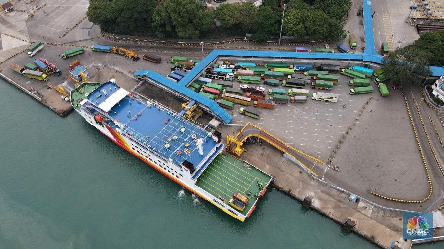 Foto udara suasana sepi di Pelabuhan Merak, Banten, Kamis (6/5/2021). Pelabuhan Merak sejak Kamis (6/6) hingga 17 mei 2021 menghentikan pelayanan penyeberangan bagi pemudik dan hanya melayani penyeberangan untuk distribusi logistik atau kebutuhan pokok serta penumpang yang berizin khusus sebagai upaya mengantisipasi risiko peningkatan kasus penularan COVID-19 saat Hari Raya Idul Fitri 1442 H. (CNBC Indonesia/ Andrean Kristianto)