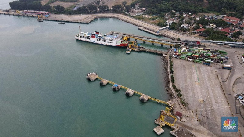Foto udara suasana sepi di Pelabuhan Merak, Banten, Kamis (6/5/2021). Pelabuhan Merak sejak Kamis (6/6) hingga 17 mei 2021 menghentikan pelayanan penyeberangan bagi pemudik dan hanya melayani penyeberangan untuk distribusi logistik atau kebutuhan pokok serta penumpang yang berizin khusus sebagai upaya mengantisipasi risiko peningkatan kasus penularan COVID-19 saat Hari Raya Idul Fitri 1442 H. (CNBC Indonesia/ Andrean Kristianto)