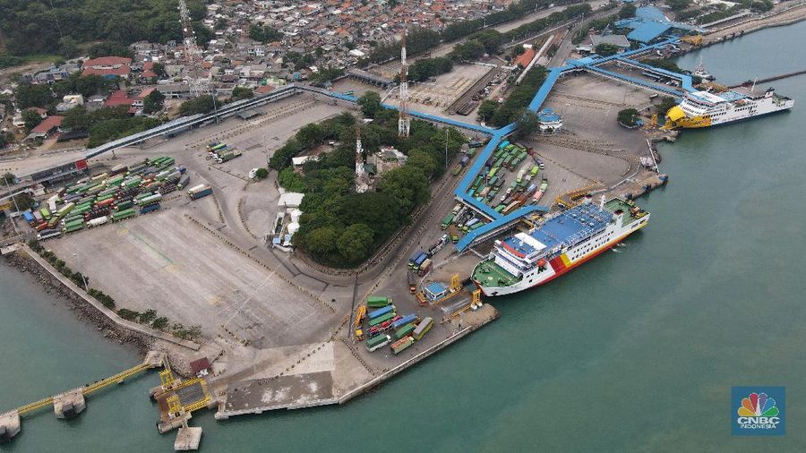 Foto udara suasana sepi di Pelabuhan Merak, Banten, Kamis (6/5/2021). Pelabuhan Merak sejak Kamis (6/6) hingga 17 mei 2021 menghentikan pelayanan penyeberangan bagi pemudik dan hanya melayani penyeberangan untuk distribusi logistik atau kebutuhan pokok serta penumpang yang berizin khusus sebagai upaya mengantisipasi risiko peningkatan kasus penularan COVID-19 saat Hari Raya Idul Fitri 1442 H. (CNBC Indonesia/ Andrean Kristianto)