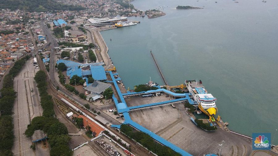 Foto udara suasana sepi di Pelabuhan Merak, Banten, Kamis (6/5/2021). Pelabuhan Merak sejak Kamis (6/6) hingga 17 mei 2021 menghentikan pelayanan penyeberangan bagi pemudik dan hanya melayani penyeberangan untuk distribusi logistik atau kebutuhan pokok serta penumpang yang berizin khusus sebagai upaya mengantisipasi risiko peningkatan kasus penularan COVID-19 saat Hari Raya Idul Fitri 1442 H. (CNBC Indonesia/ Andrean Kristianto)