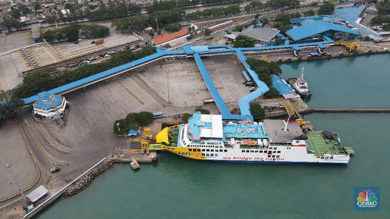 Foto udara suasana sepi di Pelabuhan Merak, Banten, Kamis (6/5/2021). Pelabuhan Merak sejak Kamis (6/6) hingga 17 mei 2021 menghentikan pelayanan penyeberangan bagi pemudik dan hanya melayani penyeberangan untuk distribusi logistik atau kebutuhan pokok serta penumpang yang berizin khusus sebagai upaya mengantisipasi risiko peningkatan kasus penularan COVID-19 saat Hari Raya Idul Fitri 1442 H. (CNBC Indonesia/ Andrean Kristianto)