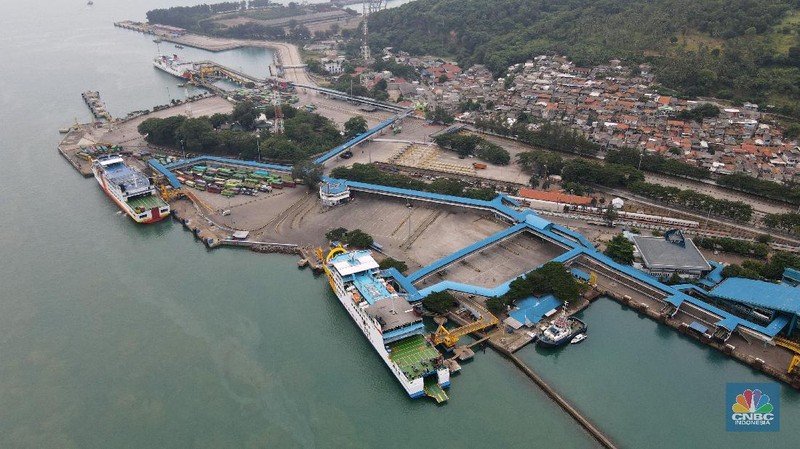 Foto udara suasana sepi di Pelabuhan Merak, Banten, Kamis (6/5/2021). Pelabuhan Merak sejak Kamis (6/6) hingga 17 mei 2021 menghentikan pelayanan penyeberangan bagi pemudik dan hanya melayani penyeberangan untuk distribusi logistik atau kebutuhan pokok serta penumpang yang berizin khusus sebagai upaya mengantisipasi risiko peningkatan kasus penularan COVID-19 saat Hari Raya Idul Fitri 1442 H. (CNBC Indonesia/ Andrean Kristianto)