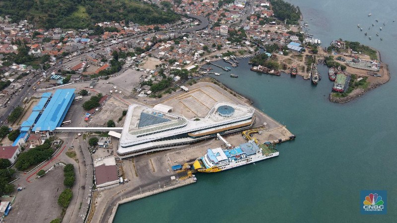 Foto udara suasana sepi di Pelabuhan Merak, Banten, Kamis (6/5/2021). Pelabuhan Merak sejak Kamis (6/6) hingga 17 mei 2021 menghentikan pelayanan penyeberangan bagi pemudik dan hanya melayani penyeberangan untuk distribusi logistik atau kebutuhan pokok serta penumpang yang berizin khusus sebagai upaya mengantisipasi risiko peningkatan kasus penularan COVID-19 saat Hari Raya Idul Fitri 1442 H. (CNBC Indonesia/ Andrean Kristianto)