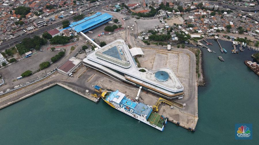 Foto udara suasana sepi di Pelabuhan Merak, Banten, Kamis (6/5/2021). Pelabuhan Merak sejak Kamis (6/6) hingga 17 mei 2021 menghentikan pelayanan penyeberangan bagi pemudik dan hanya melayani penyeberangan untuk distribusi logistik atau kebutuhan pokok serta penumpang yang berizin khusus sebagai upaya mengantisipasi risiko peningkatan kasus penularan COVID-19 saat Hari Raya Idul Fitri 1442 H. (CNBC Indonesia/ Andrean Kristianto)