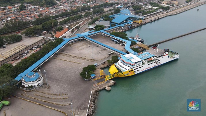 Foto Udara Pelabuhan Merak Ditutup Untuk Pemudik Foto udara suasana sepi di Pelabuhan Merak, Banten, Kamis (6/5/2021). Pelabuhan Merak sejak Kamis (6/6) hingga 17 mei 2021 menghentikan pelayanan penyeberangan bagi pemudik dan hanya melayani penyeberangan untuk distribusi logistik atau kebutuhan pokok serta penumpang yang berizin khusus sebagai upaya mengantisipasi risiko peningkatan kasus penularan COVID-19 saat Hari Raya Idul Fitri 1442 H. (CNBC Indonesia/ Andrean Kristianto)