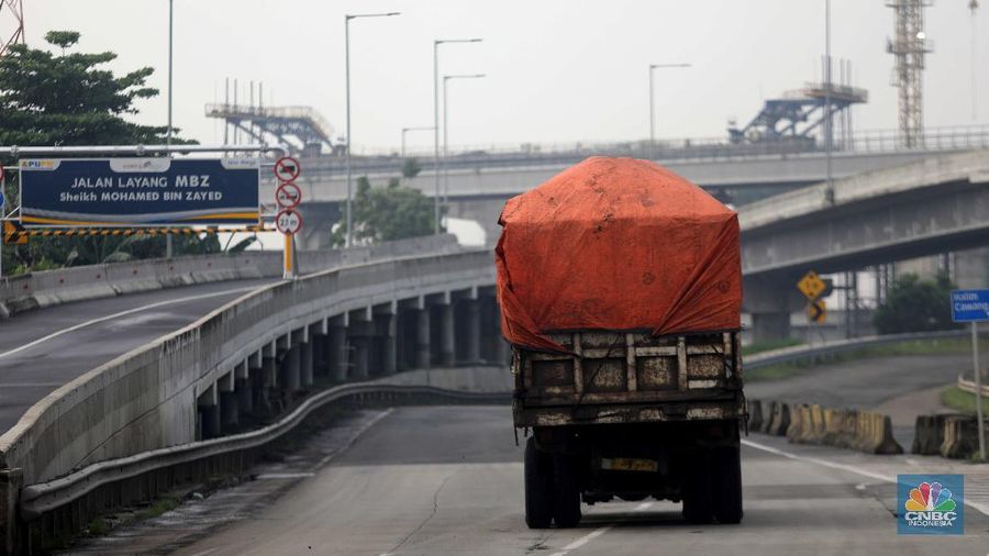 Jalan Tol MBZ sudah mulai ditutup sementara. (CNBC Indonesia/Muhammad Sabki)