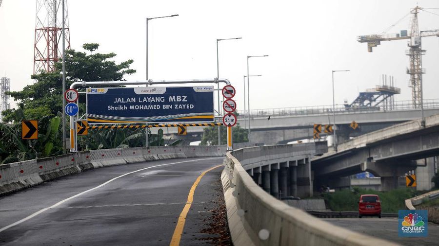 Jalan Tol MBZ sudah mulai ditutup sementara. (CNBC Indonesia/Muhammad Sabki)