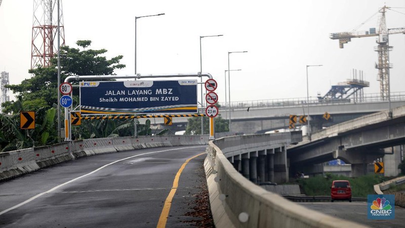 Jalan Tol MBZ sudah mulai ditutup sementara. (CNBC Indonesia/Muhammad Sabki)