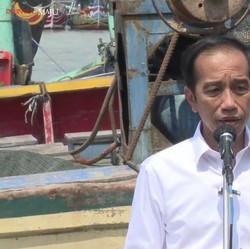 Jokowi di Lamongan Tiba-tiba Telepon Menteri Basuki, Ada Apa?