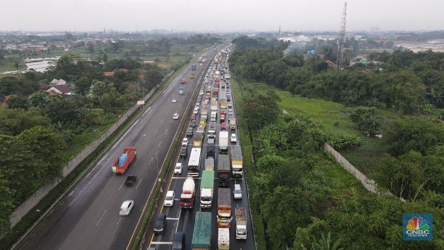 Foto udara kemacetan di Gerbang Tol Cikupa di hari pertama penyekatan mudik, Kamis (6/5/2021). (վ/ Andrean Kristianto)