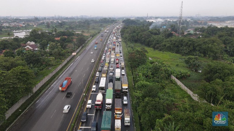 Foto udara kemacetan di Gerbang Tol Cikupa di hari pertama penyekatan mudik, Kamis (6/5/2021). (CNBC Indonesia/ Andrean Kristianto)
