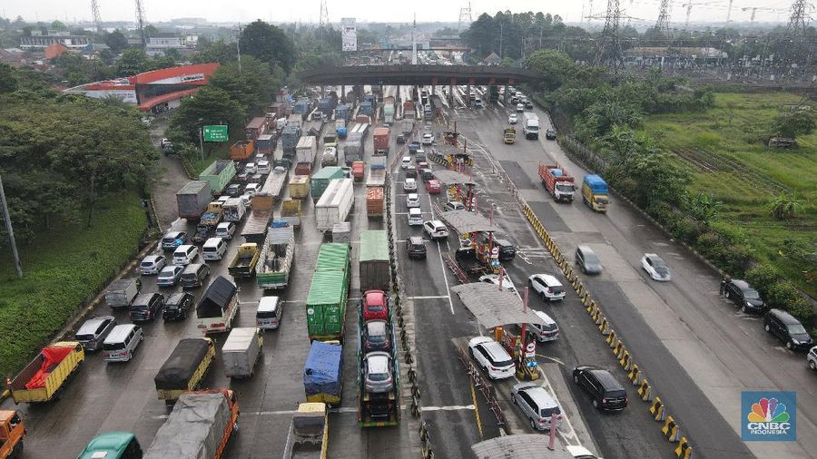 Foto udara kemacetan di Gerbang Tol Cikupa di hari pertama penyekatan mudik, Kamis (6/5/2021). (CNBC Indonesia/ Andrean Kristianto)