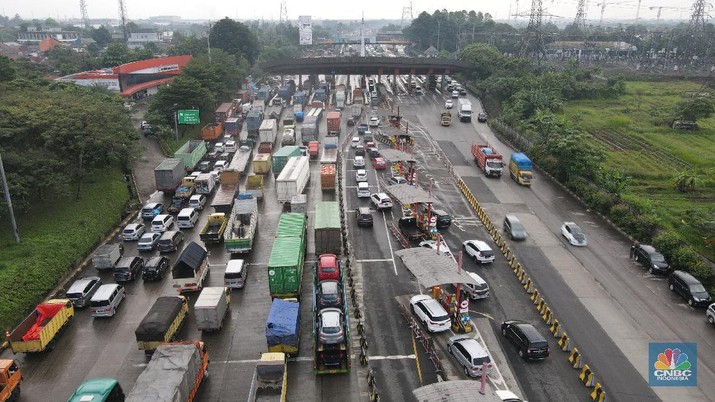 Foto udara kemacetan di Gerbang Tol Cikupa di hari pertama penyekatan mudik, Kamis (6/5/2021). (CNBC Indonesia/ Andrean Kristianto)