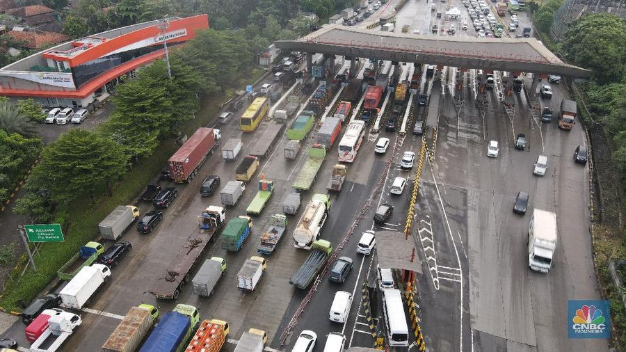 Foto udara kemacetan di Gerbang Tol Cikupa di hari pertama penyekatan mudik, Kamis (6/5/2021). (վ/ Andrean Kristianto)