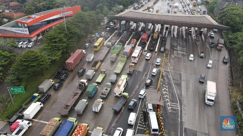 Foto udara kemacetan di Gerbang Tol Cikupa di hari pertama penyekatan mudik, Kamis (6/5/2021). (վ/ Andrean Kristianto)