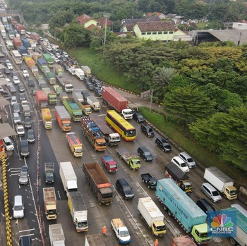 Penampakan Tol Cikupa Macet Panjang Akibat Penyekatan Mudik