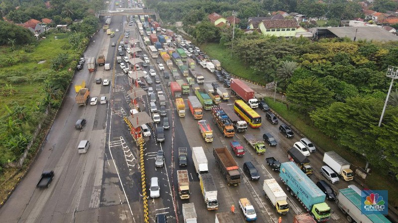 Foto udara kemacetan di Gerbang Tol Cikupa di hari pertama penyekatan mudik, Kamis (6/5/2021). (CNBC Indonesia/ Andrean Kristianto)