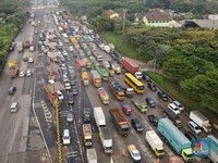 Penampakan Tol Cikupa Macet Panjang Akibat Penyekatan Mudik