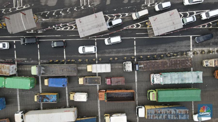 Foto udara kemacetan di Gerbang Tol Cikupa di hari pertama penyekatan mudik, Kamis (6/5/2021). (վ/ Andrean Kristianto)